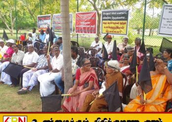 யாழில் இராணுவ கொமோண்டோ பங்களா முன்பாக கறுப்புக்கொடி போராட்டம்