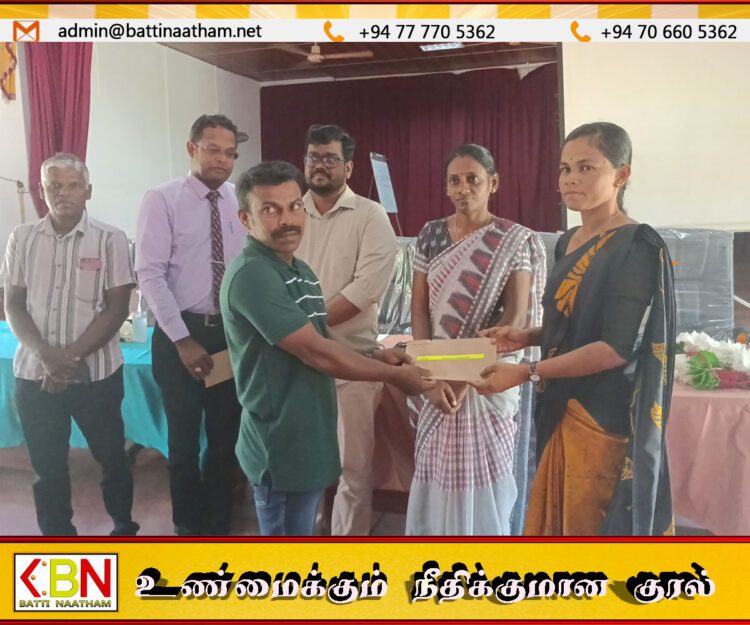 வாகரையில் கிராமத்திற்கு ஒரு வீடு காசோலை வழங்கும் நிகழ்வு