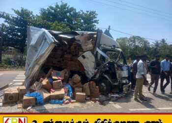 வந்தாறுமூலை மத்திய மகா வித்தியாலயம் முன்பாக தனியார் பஸ் வண்டி- பிஸ்கட் லொறி விபத்து; 5 பேர் வைத்தியசாலையில்