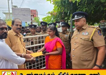 மட்டக்களப்பில் விவசாயிகள் போராட்டம்; பிரதேச செயலகத்தை முற்றுகையிட்டு கோரிக்கை