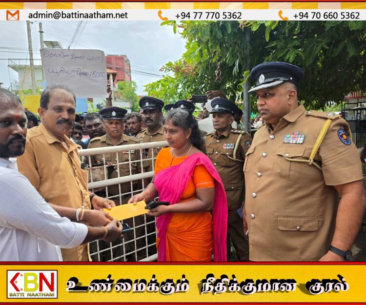மட்டக்களப்பில் விவசாயிகள் போராட்டம்; பிரதேச செயலகத்தை முற்றுகையிட்டு கோரிக்கை