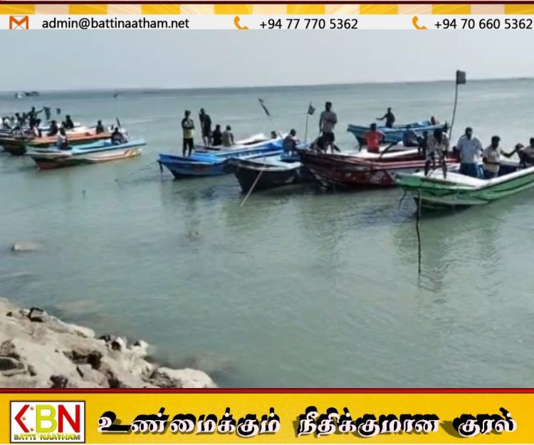 இந்திய மீனவர்களின் அத்துமீறலுக்கு எதிர்ப்பு; கறுப்புக்கொடி ஏந்தி கடலில் போராட்டம்!