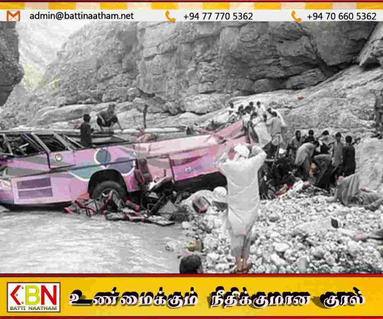 பாகிஸ்தானில் பேருந்து பள்ளத்தாக்கில் கவிழ்ந்து விபத்து; 40 பேர் பலி