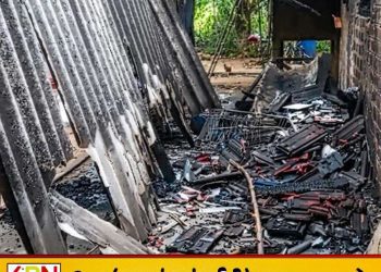மின்னல் தாக்கிய சில நொடிகளில் தீப்பிடித்த வீடு