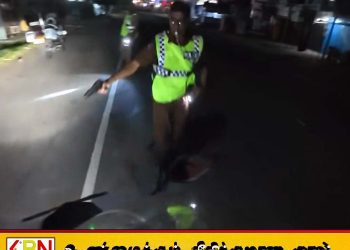 மோட்டார் சைக்கிளை துப்பாக்கியைகாட்டி நிறுத்தும் பொலிஸ்-வைரலாகும் காணொளி!