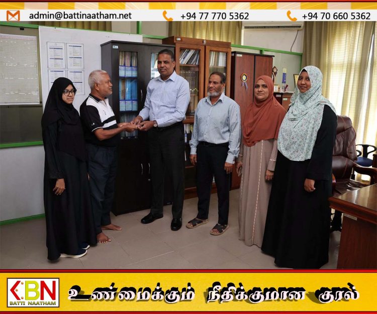 தென்கிழக்குப் பல்கலை பட்டமளிப்பு விழாவில் தொலைந்த தங்க நகையை உரிய மாணவியிடம் மீள ஒப்படைத்த மாணவிக்கு பாராட்டு