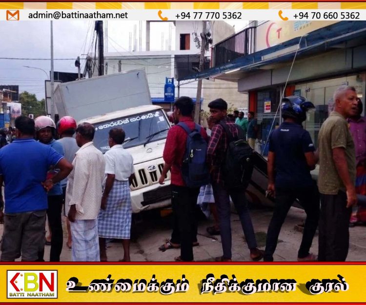 கல்முனையில் கோர விபத்து; வாகனம் லொத்தர் கடைக்குள் பாய்ந்ததில் சாரதி பலி