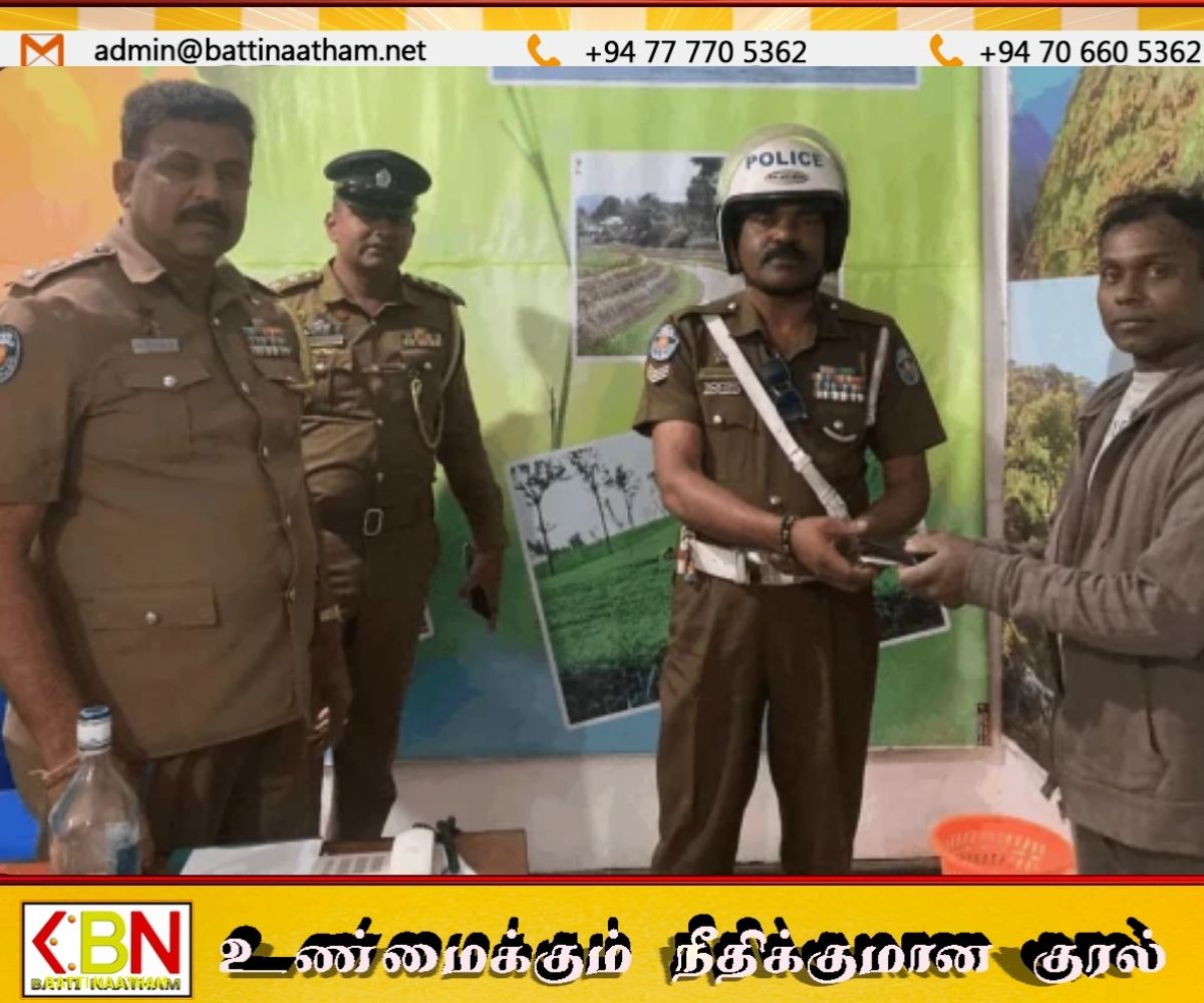 தரையில் கிடந்த பணப்பையை உரியவரிடம் ஒப்படைத்த நுவரெலியா பொலிஸ் அதிகாரி!