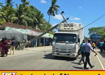 கந்தளாயில் லொறி மீது மின் கம்பம் முறிந்து விழுந்து விபத்து!