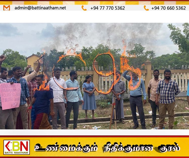 மயிலத்தமடு,மாதவனை கால்நடை பண்ணையாளர்கள் சித்தாண்டியில் தீப்பந்தத்தினை எரித்து போராட்டம்