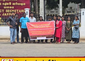 யாழ் மாவட்ட செயலகத்திற்கு முன்பாக வேலையற்ற பட்டதாரிகள் கவனயீர்ப்புப் போராட்டம்!
